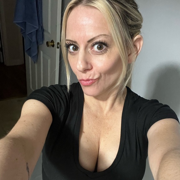 Meet your Posher, Ashley - Picture 2 of 3